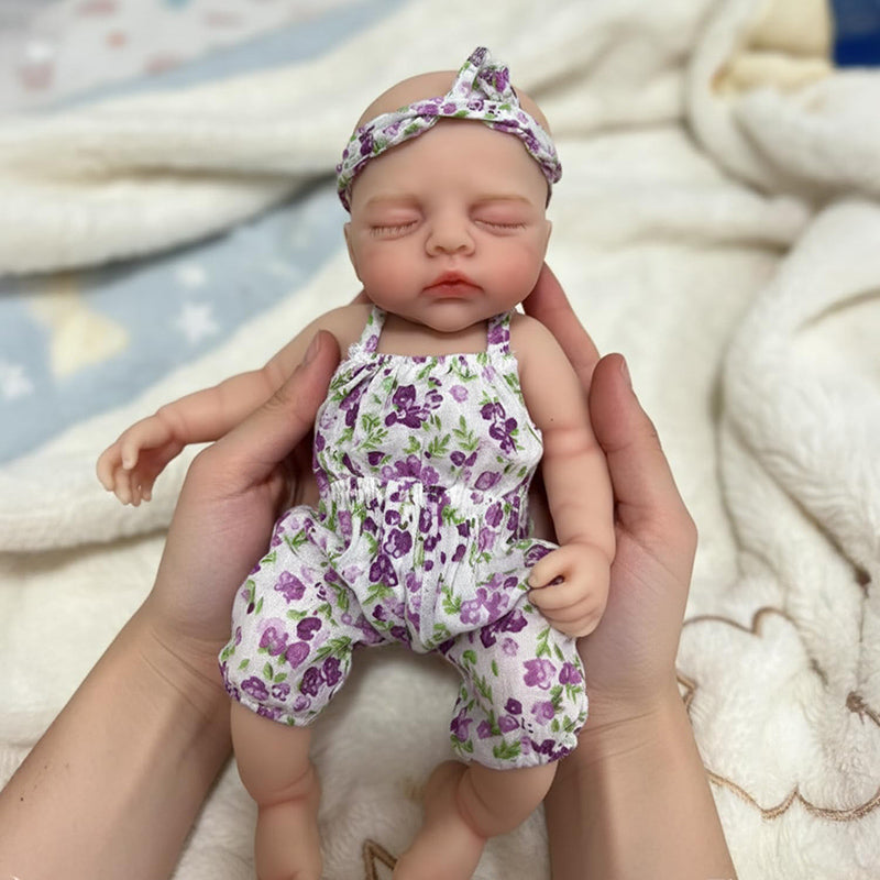 30 cm Irys Reborn Puppe aus Vollsilikon Mädchen im lila geblümten Strampler