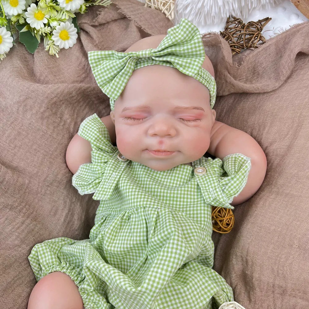 45 cm dehnbare Pascale-Reborn Puppe aus Vollsilikon im grünen Karo Outfit
