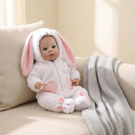 18 Zoll blauäugiges Reborn Baby-Mädchen in weißem Kaninchen-Outfit -Meadow