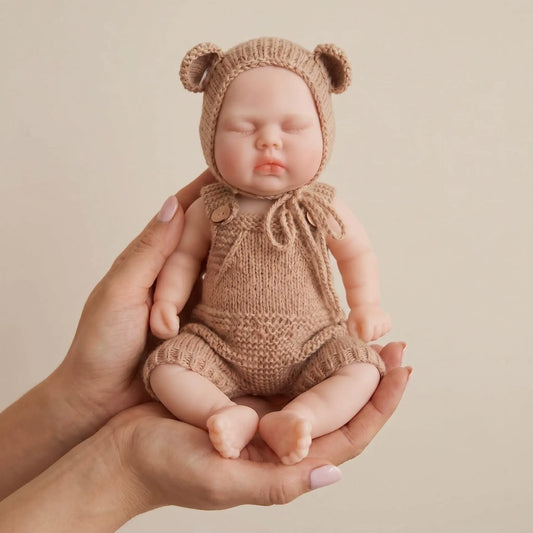 30 cm vollständig aus Silikon gefertigte Reborn Puppe Pickle mit geschlossenen Augen in brauner Kleidung