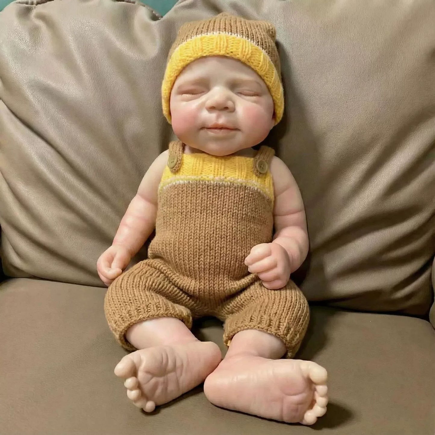 18 Zoll realistische Pascale Reborn Puppe aus Vollsilikon im khakifarbenen Pullover-Strampler