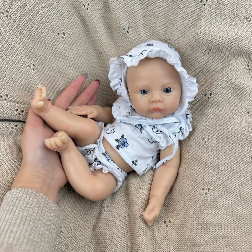 30 cm vollständig aus Silikon gefertigtes Reborn Baby Meadow Mädchen in weißer Blumenkleidung