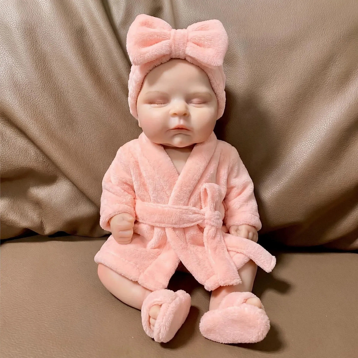 18 Zoll realistische Peaches Reborn Puppe aus Vollsilikon im rosa Bademantel