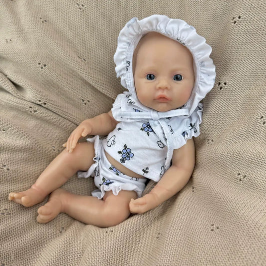 30 cm vollständig aus Silikon gefertigtes Reborn-Baby Meadow Mädchen in weißer Blumenkleidung