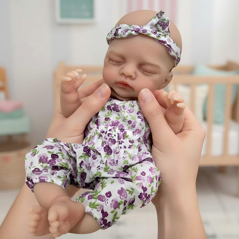 30 cm Irys Reborn Puppe aus Vollsilikon Mädchen im lila geblümten Strampler