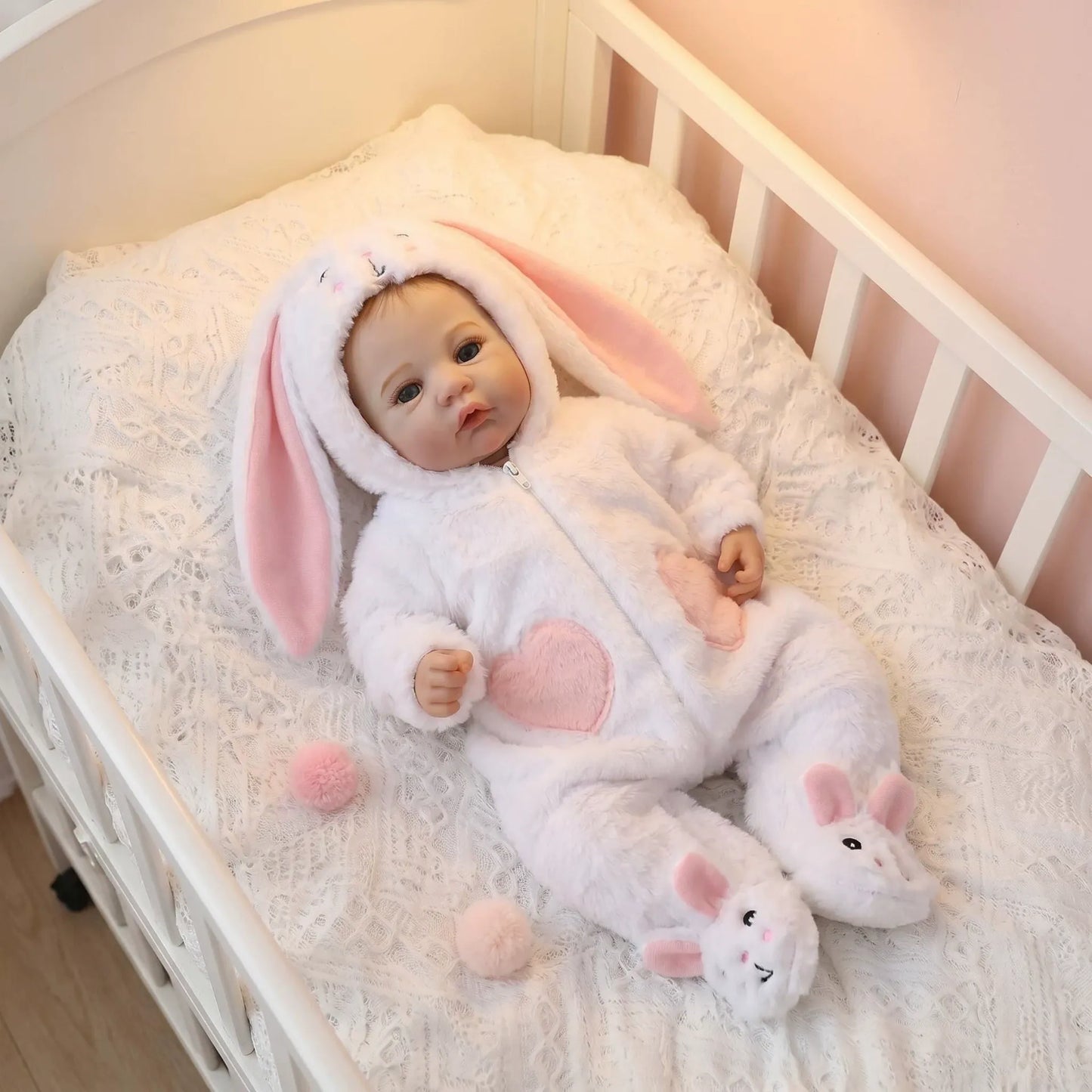 18 Zoll blauäugiges Reborn Baby-Mädchen in weißem Kaninchen-Outfit -Meadow
