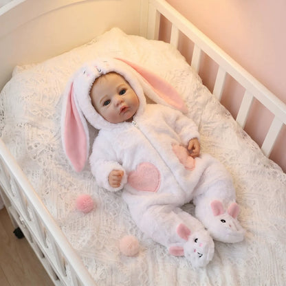 18 Zoll blauäugiges Reborn Baby-Mädchen in weißem Kaninchen-Outfit -Meadow