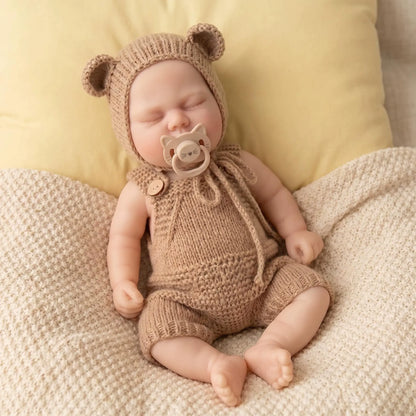 30 cm vollständig aus Silikon gefertigte Reborn Puppe Pickle mit geschlossenen Augen in brauner Kleidung