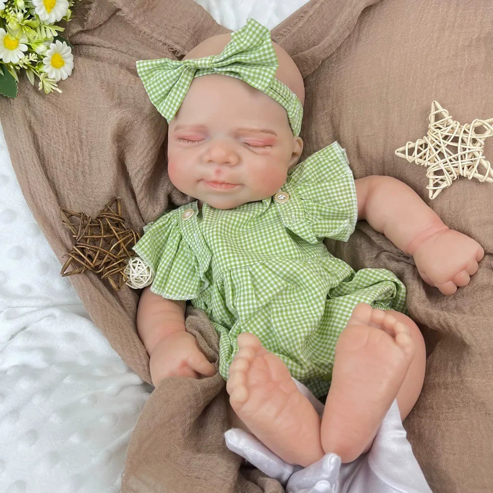 45 cm dehnbare Pascale-Reborn Puppe aus Vollsilikon im grünen Karo Outfit