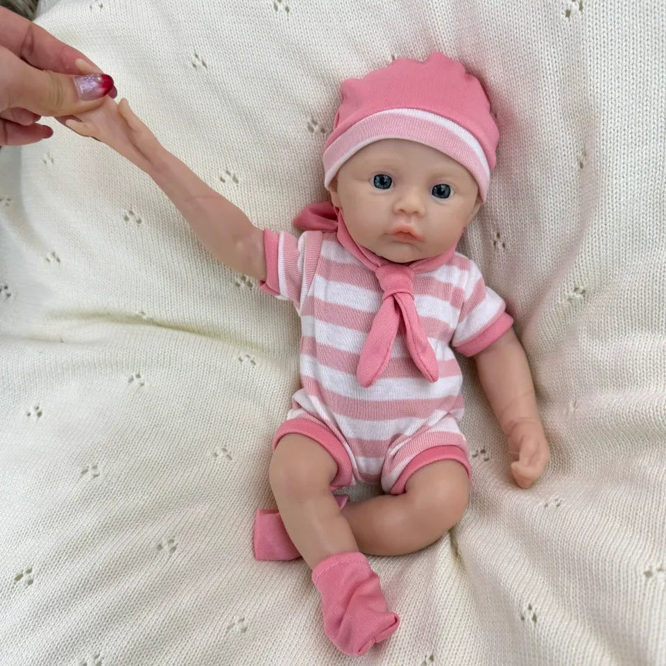 30 cm vollständig aus Silikon gefertigtes Reborn Baby Meadow Mädchen in rosa gestreifter Kleidung