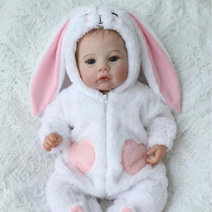 18 Zoll blauäugiges Reborn Baby-Mädchen in weißem Kaninchen-Outfit -Meadow