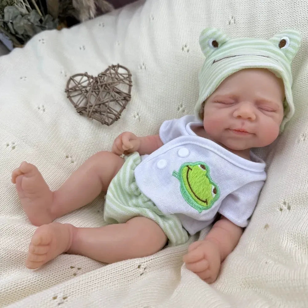 30 cm Pascale Reborn Puppe aus Vollsilikon mit geschlossenen Augen in grüner Froschkleidung