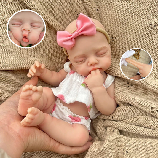 30 cm lebensechte Irys Reborn Baby Dame aus Vollsilikon mit geschlossenen Augen in Erdbeer-Outfits