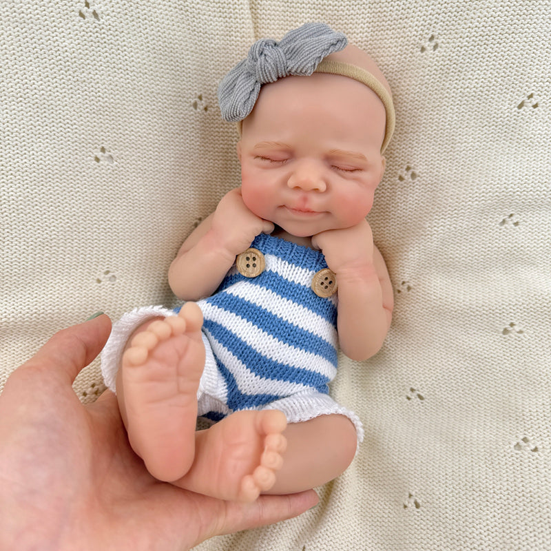 30 cm lebensechte Pascale Reborn Babypuppe aus Vollsilikon mit geschlossenen Augen in blau weiß gestreiftem Outfit