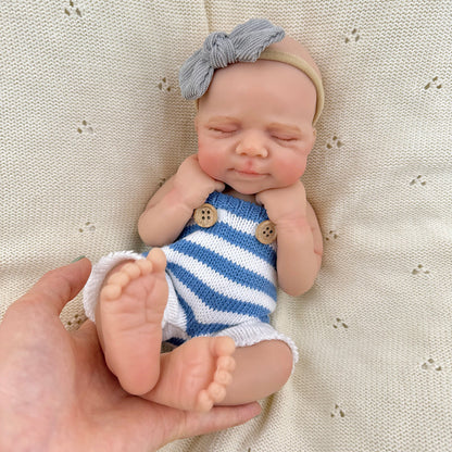 30 cm lebensechte Pascale Reborn Babypuppe aus Vollsilikon mit geschlossenen Augen in blau weiß gestreiftem Outfit