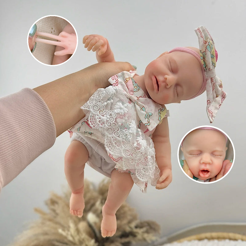 30cm Loulou Reborn Baby aus Vollsilikon mit geschlossenen Augen in einem Spitzenkleid mit Blumenmuster