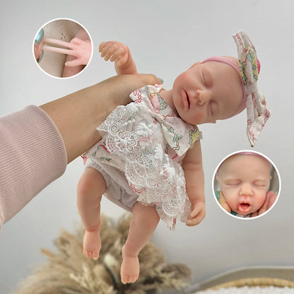 30cm Loulou Reborn Baby aus Vollsilikon mit geschlossenen Augen in einem Spitzenkleid mit Blumenmuster