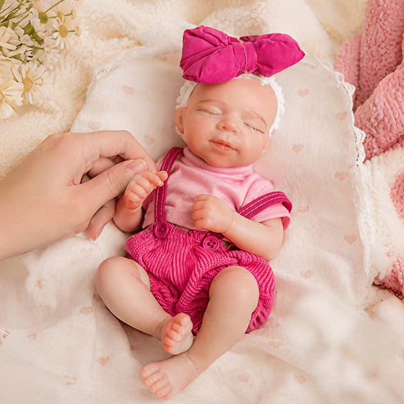 20cm Mini Reborn Baby Pascale aus Silikon mit geschlossenen Augen in rosafarbenem Outfit