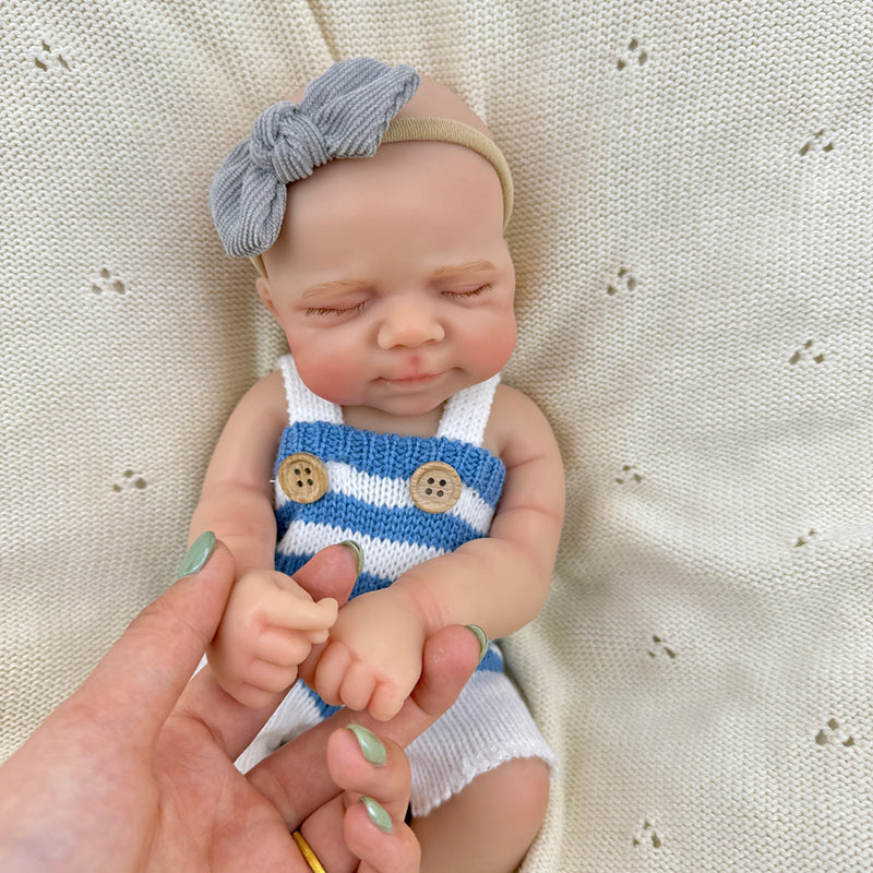 30 cm lebensechte Pascale Reborn Babypuppe aus Vollsilikon mit geschlossenen Augen in blau weiß gestreiftem Outfit
