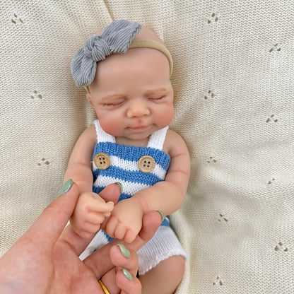 30 cm lebensechte Pascale Reborn Babypuppe aus Vollsilikon mit geschlossenen Augen in blau weiß gestreiftem Outfit