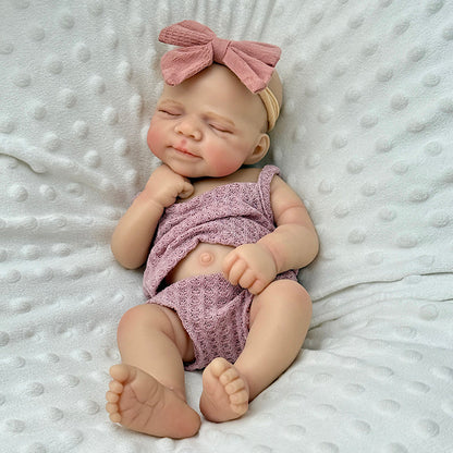 30 cm lebensechte Reborn Babypuppe Pascale aus Vollsilikon mit geschlossenen Augen in lila Outfits