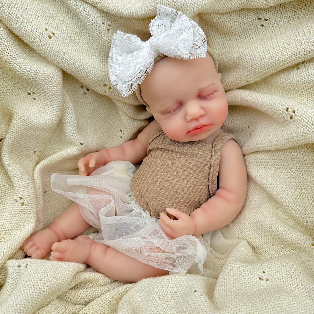 30 cm lebensechte Loulou Reborn Puppe aus Vollsilikon mit geschlossenen Augen im kaffeefarbenen Kleid