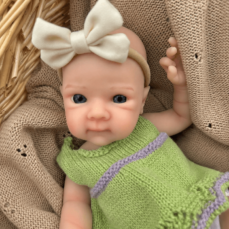 30cm Reborn Babypuppen Mädchen Bettie aus Vollsilikon im grünen Pullover