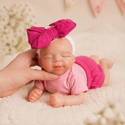 20cm Mini Reborn Baby Pascale aus Silikon mit geschlossenen Augen in rosafarbenem Outfit