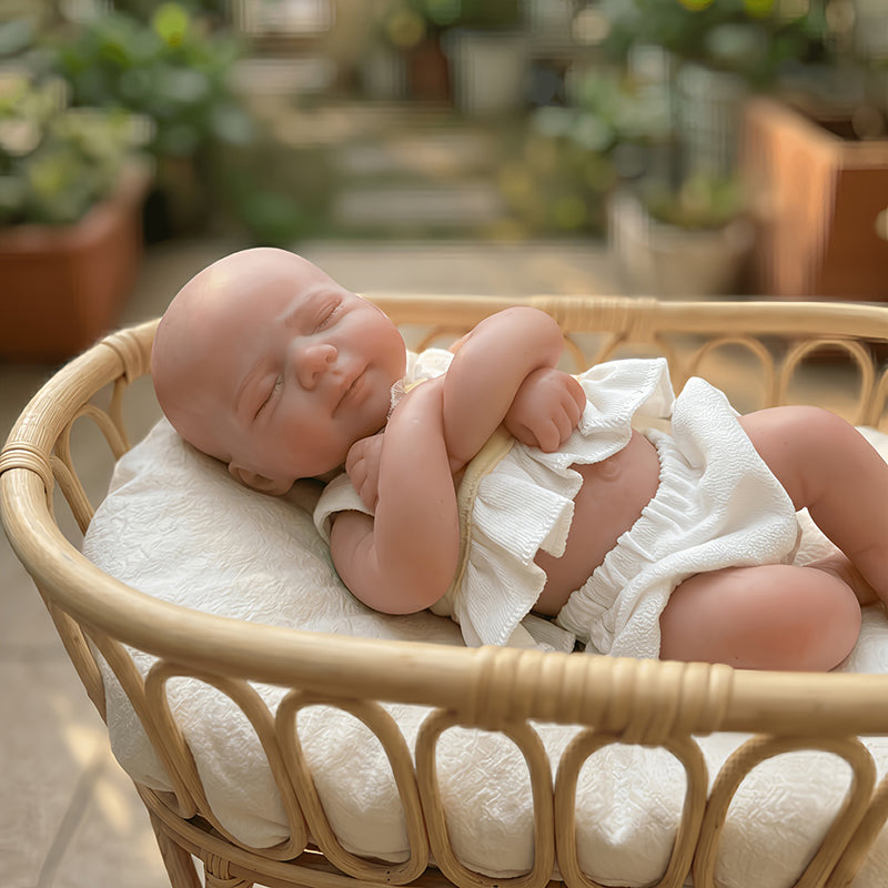 20cm Mini Reborn Baby Pascale aus Silikon mit geschlossenen Augen in gelbem Outfit