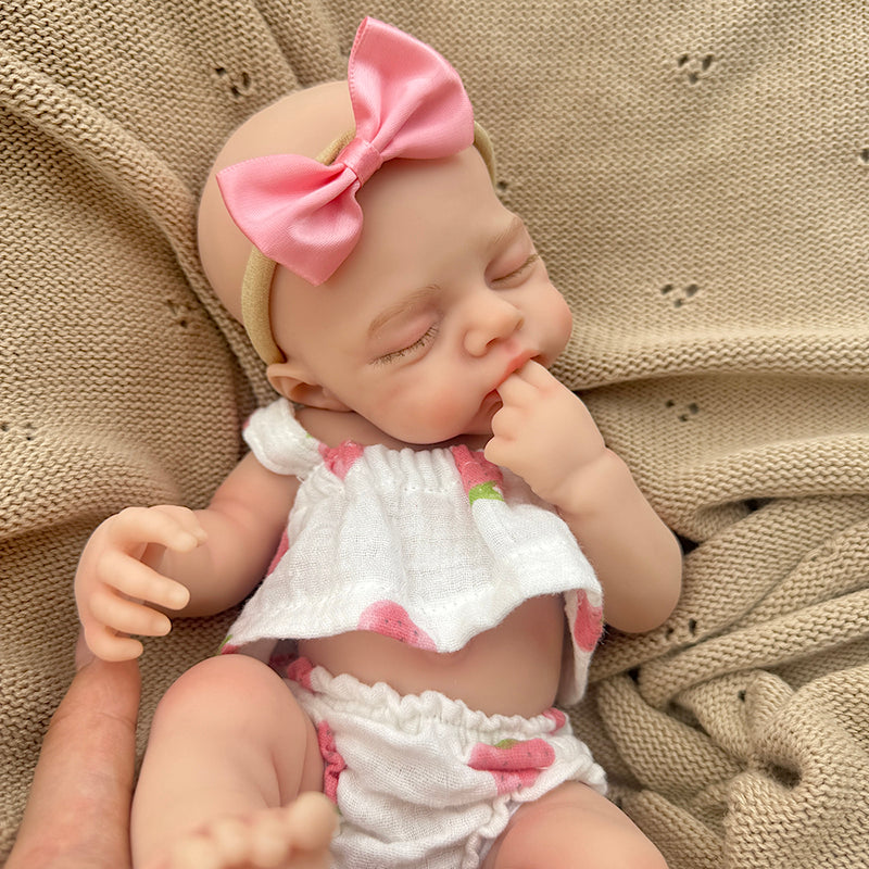 30 cm lebensechte Irys Reborn Baby Dame aus Vollsilikon mit geschlossenen Augen in Erdbeer-Outfits