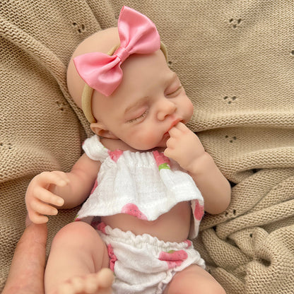 30 cm lebensechte Irys Reborn Baby Dame aus Vollsilikon mit geschlossenen Augen in Erdbeer-Outfits