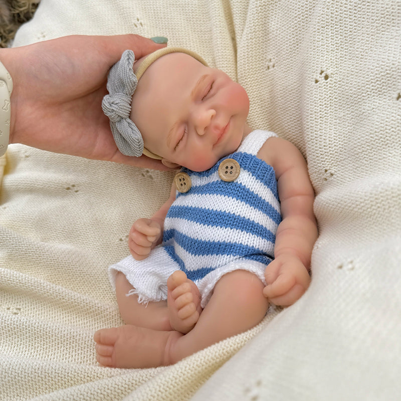 30 cm lebensechte Pascale Reborn Babypuppe aus Vollsilikon mit geschlossenen Augen in blau weiß gestreiftem Outfit