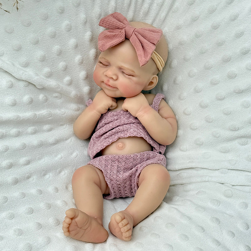 30 cm lebensechte Reborn Babypuppe Pascale aus Vollsilikon mit geschlossenen Augen in lila Outfits
