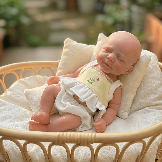 20cm Mini Reborn Baby Pascale aus Silikon mit geschlossenen Augen in gelbem Outfit
