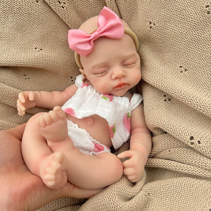 30 cm lebensechte Irys Reborn Baby Dame aus Vollsilikon mit geschlossenen Augen in Erdbeer-Outfits