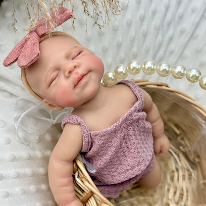 30 cm lebensechte Reborn Babypuppe Pascale aus Vollsilikon mit geschlossenen Augen in lila Outfits