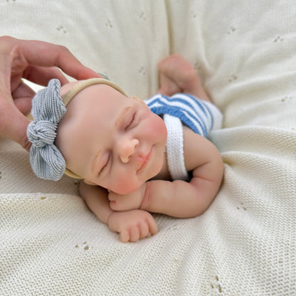30 cm lebensechte Pascale Reborn Babypuppe aus Vollsilikon mit geschlossenen Augen in blau weiß gestreiftem Outfit