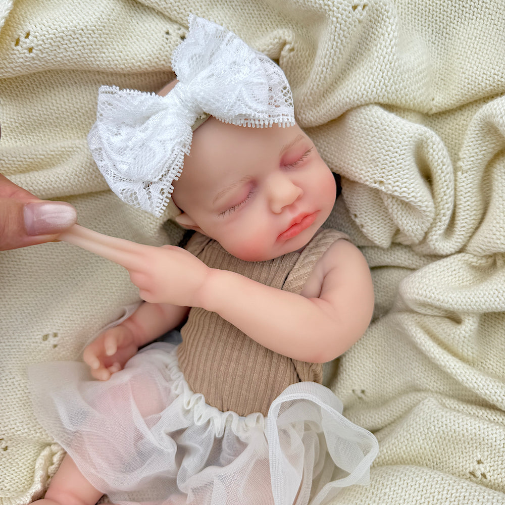30 cm lebensechte Loulou Reborn Puppe aus Vollsilikon mit geschlossenen Augen im kaffeefarbenen Kleid