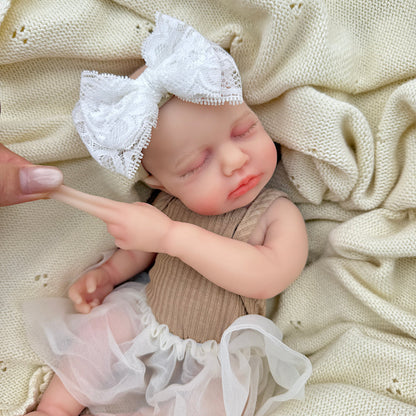 30 cm lebensechte Loulou Reborn Puppe aus Vollsilikon mit geschlossenen Augen im kaffeefarbenen Kleid