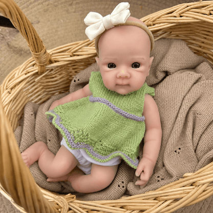 30cm Reborn Babypuppen Mädchen Bettie aus Vollsilikon im grünen Pullover
