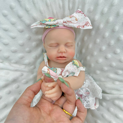 30cm Loulou Reborn Baby aus Vollsilikon mit geschlossenen Augen in einem Spitzenkleid mit Blumenmuster