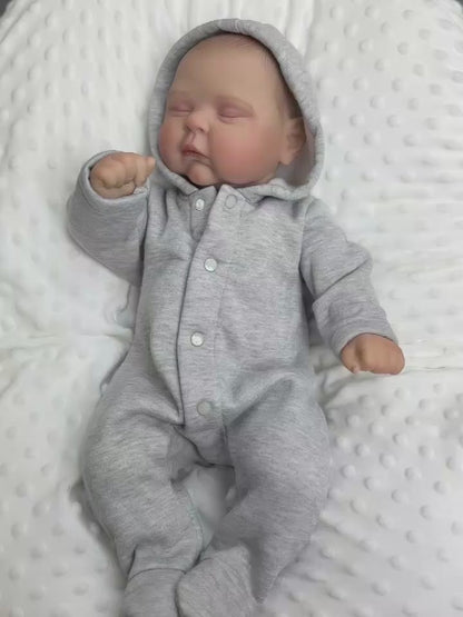 20 Zoll 3D-Reborn-Puppe mit weichem Körper geschlossenen Augen und grauer Kleidung – Peaches