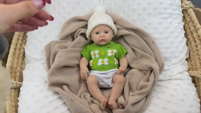 30 cm vollständig aus Silikon gefertigtes Reborn Baby Mädchen mit grünem Blumenpullover