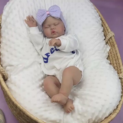 50 cm weiche Stoffpuppe Schlafende Gurke Reborn-Baby im Strampler mit Buchstabenmuster