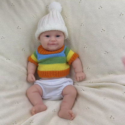 30 cm vollständig aus Silikon gefertigte Reborn Babypuppe Maddie Lächeln mit buntem Streifenpullover