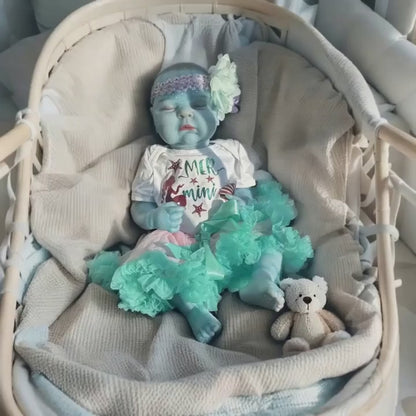 19 Zoll reborntes Mädchen namens Peaches mit geschlossenen Augen im blauen Kleid