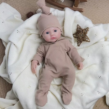 30 cm vollständig aus Silikon gefertigtes Meadow Reborn-Baby im braunen Jumpsuit