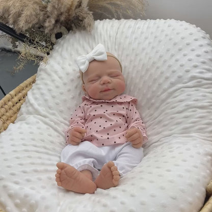 45 cm dehnbare Reborn-Puppe Pascale aus Vollsilikon im Schlaf getragen in einem rosa gepunkteten Outfit