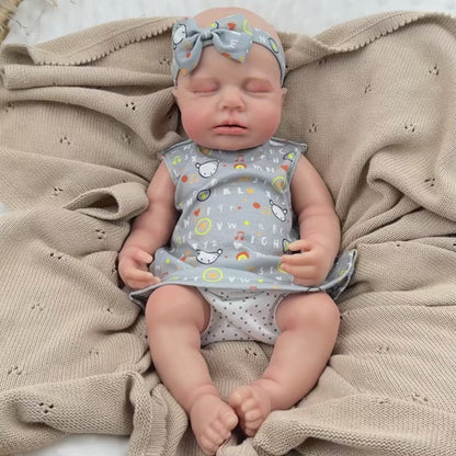 45 cm dehnbare Loulou Reborn Puppe aus Vollsilikon schlafend in grauen Outfits mit Buchstabenmuster