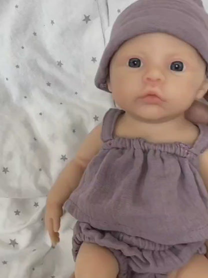 30cm weiches Silikon Reborn Baby Mädchen mit blauen Augen und lila Kleidung - Meadow
